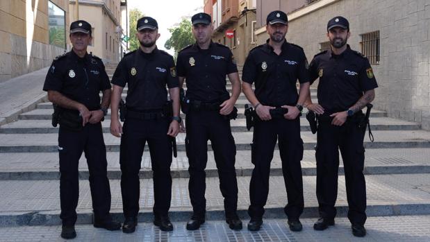 Cinco policías salvan la vida a un hombre que sufrió un infarto en Cádiz