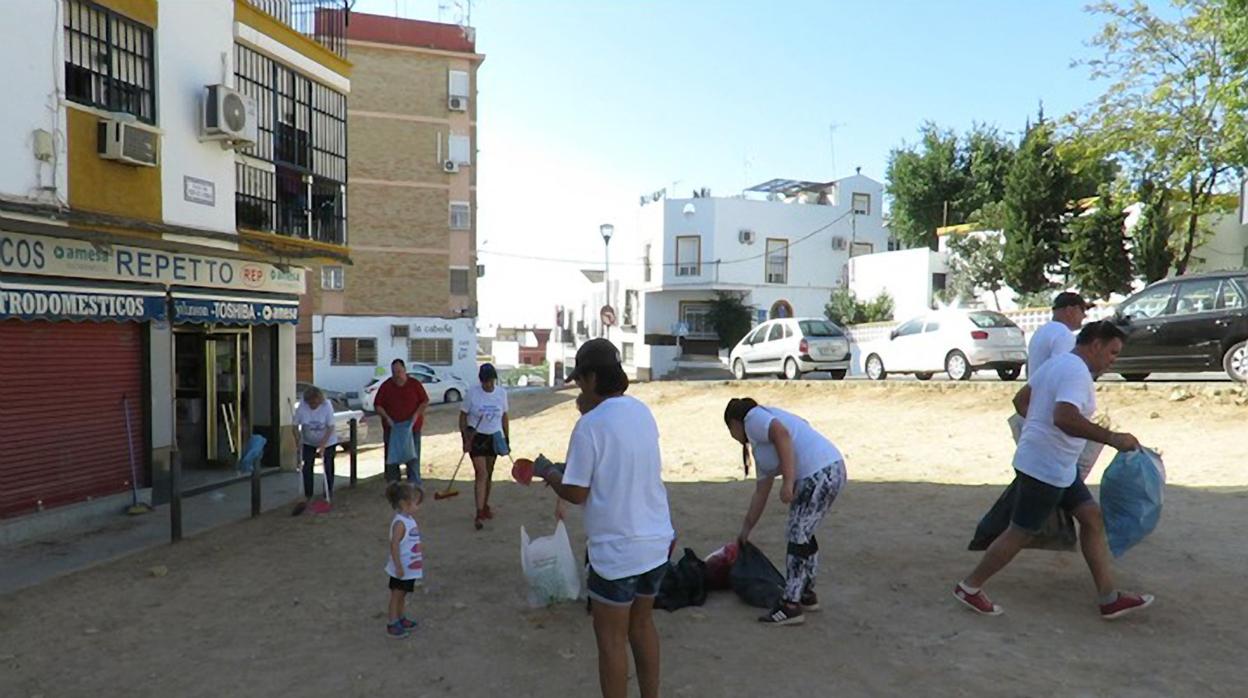 Los vecinos de Las Angustias, Alcalá de Guadaíra, han limpiado por su cuenta la zona
