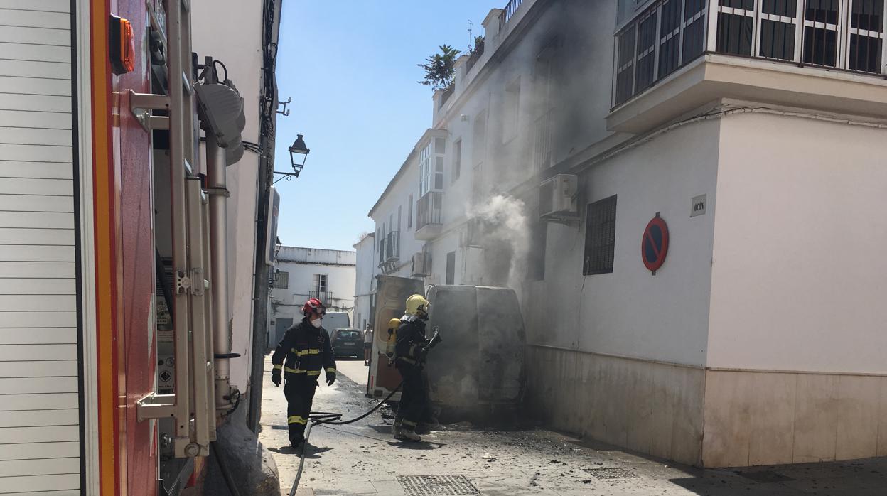 Bomberos del parque de Lebrija, sofocando el incendio que afectó al supermercado y a las viviendas de la planta superior