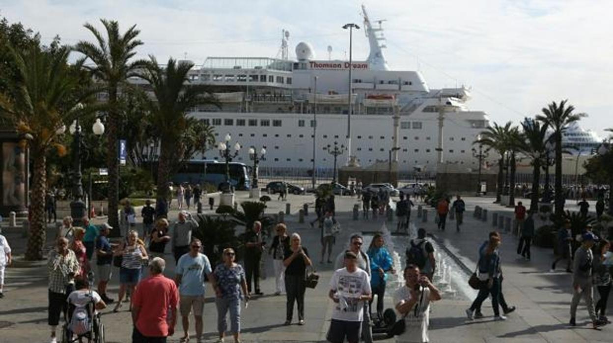 Decenas de cruceristas en la Plaza de San Juan de Dios de Cádiz