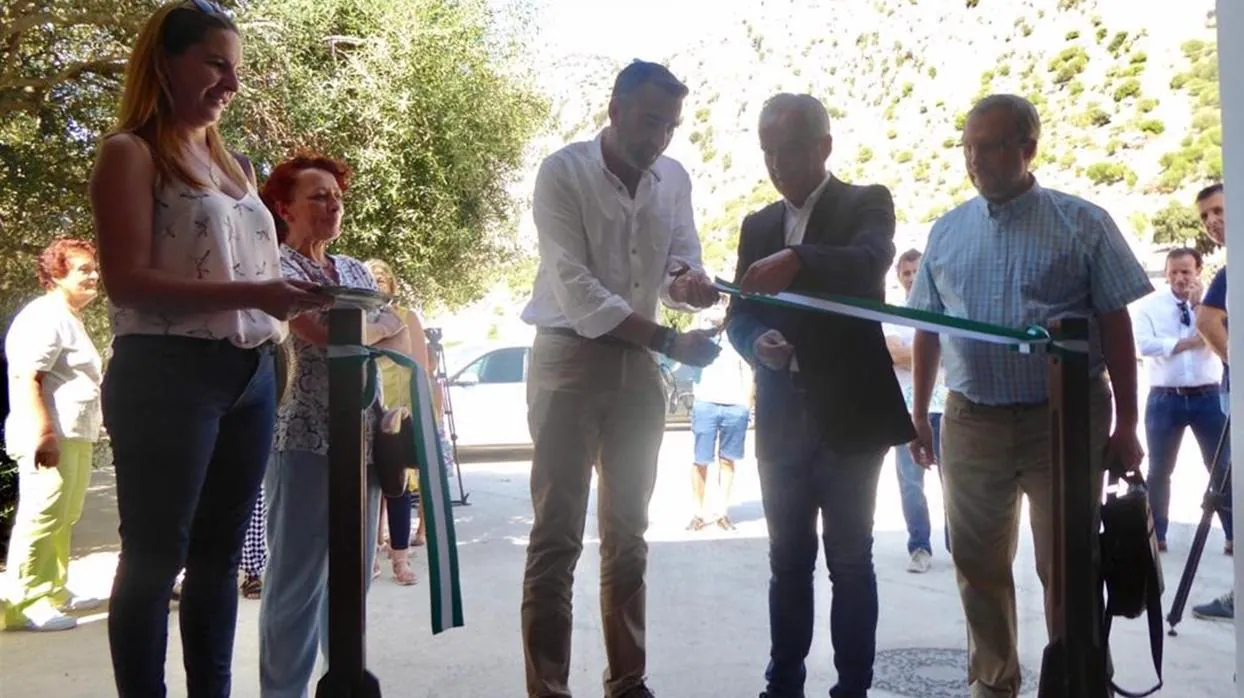 El alcalde Alfonso Moscoso corta la cinta para su inauguración.