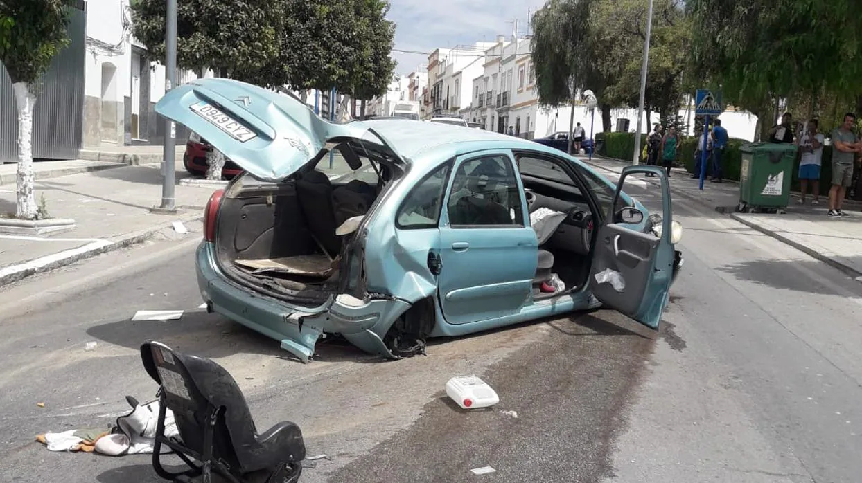 Así ha quedado el vehículo tras el accidente que se ha producido este jueves en Arahal