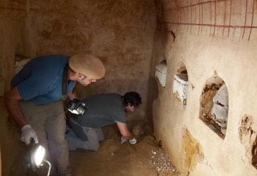 Arqueólogos durante la exploración de la cámara funeraria