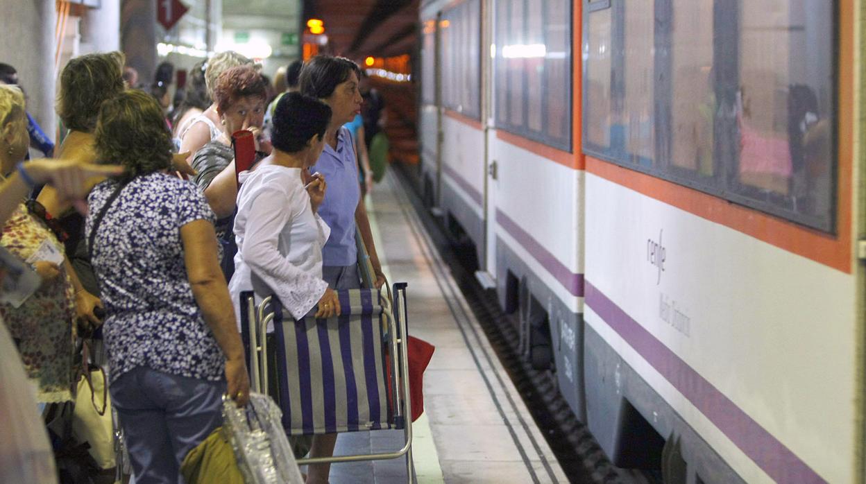 Viajeros esperando la llegada del tren