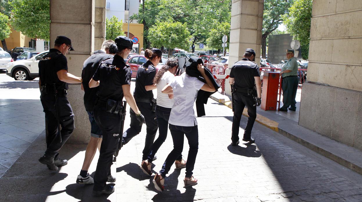 Los tres detenidos inicialmente siendo trasladados al juzgado