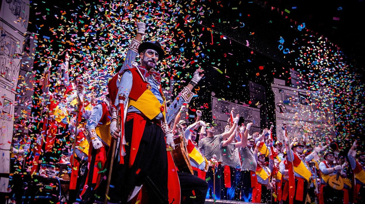 El coro "Taratachín" durante su actuación en la final durante el Concurso Oficial de Agrupaciones Carnavalescas de Cádiz