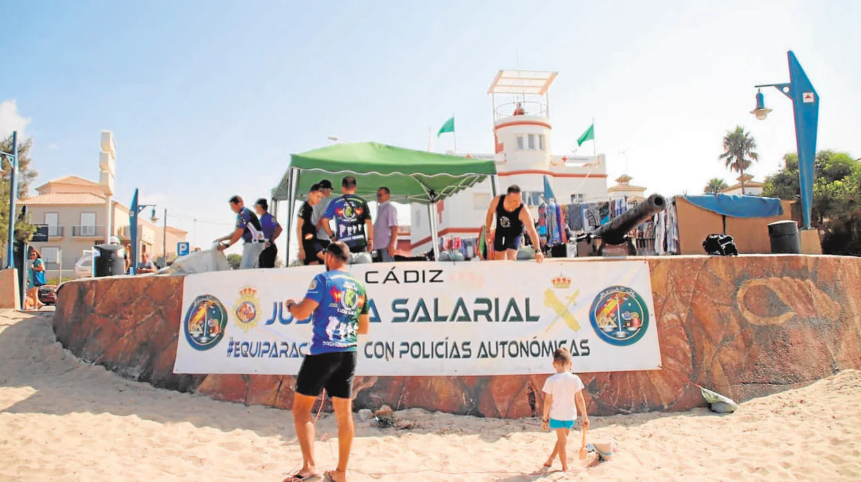 La plataforma realizó este sábado un acto reivindicativo en la playa de La Barrosa.