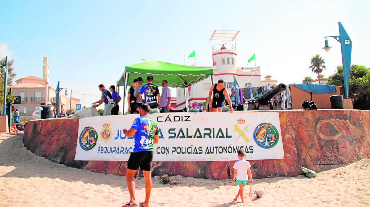 La plataforma realizó este sábado un acto reivindicativo en la playa de La Barrosa.