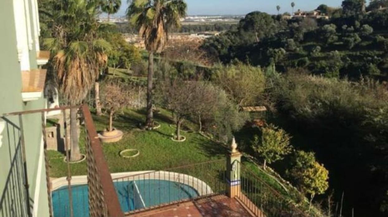 Vista a la piscina desde la terraza del chalé donde murió ahogado un joven en Mairena del Aljarafe