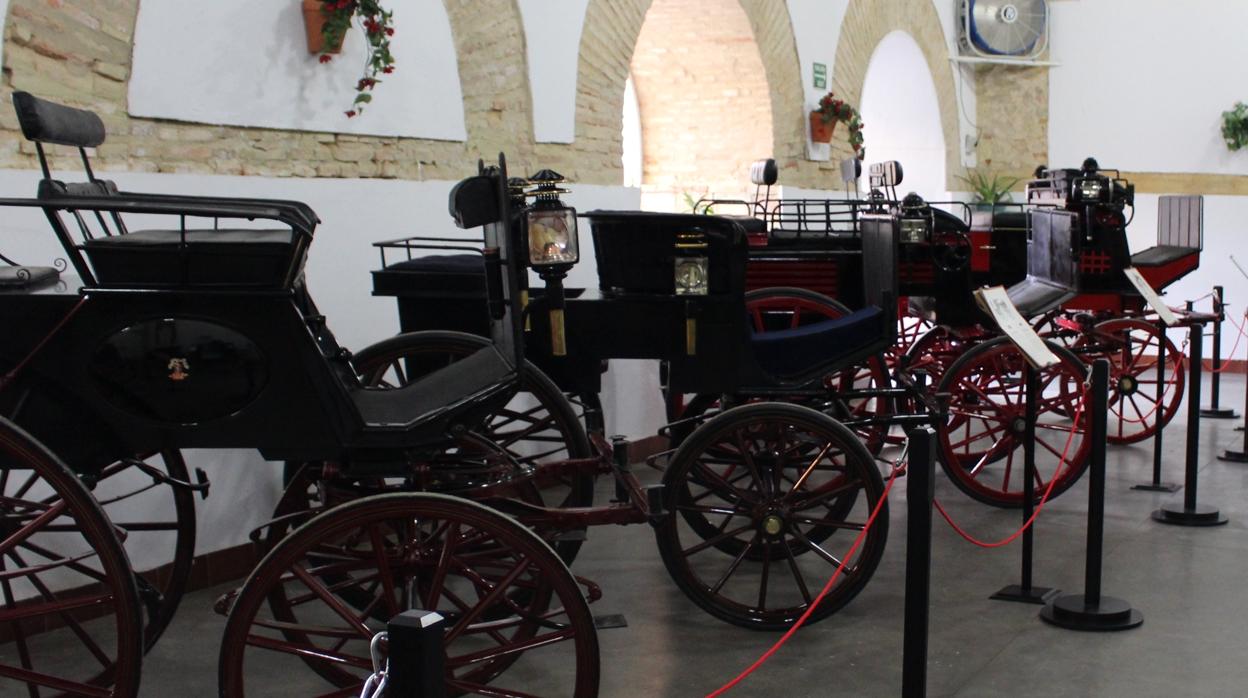 Los carruajes que forman parte de la muestra están expuestos en el monasterio de Consolación de Utrera