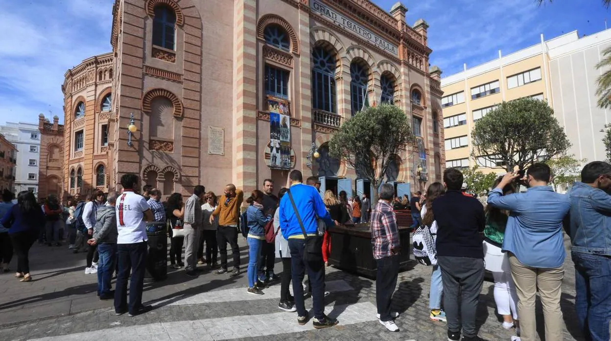 El Cádiz CF y el Ayuntamiento ofrecen el Carranza y el Falla para despedir a Manolo Santander