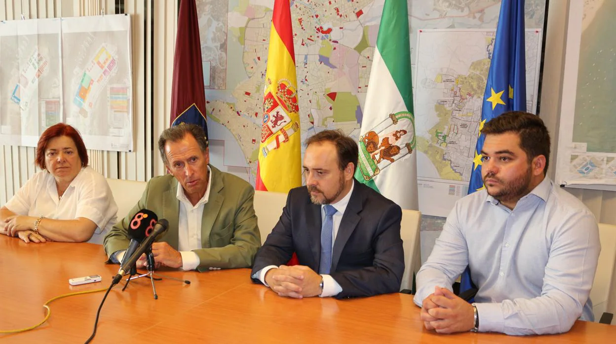 El alcalde de Chiclana, José María Román, y el director general de Infraestructuras Judiciales, Miguel Ángel Reyes