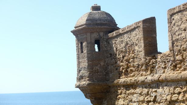 El Ayuntamiento dice que no negociará la cesión del Castillo de San Sebastián hasta que el Gobierno complete las obras