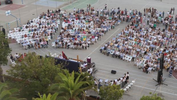 Emotivo adiós al ‘cura Luis’ en un patio de San Felipe Neri lleno a rebosar