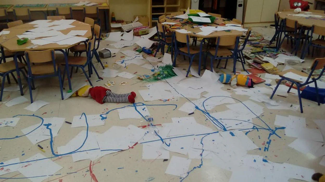 Así ha quedado una de las aulas tras los actos vandálicos.