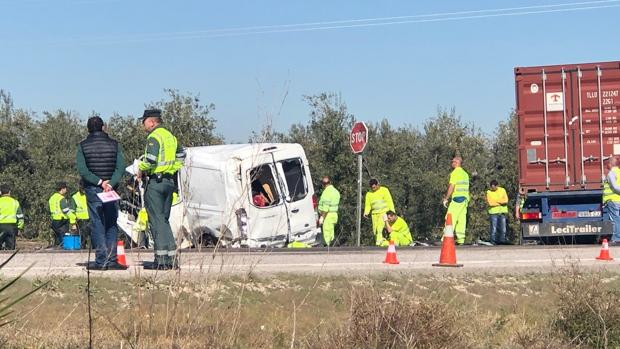 Mientras que en las carreteras nacionales baja la cifra de víctimas mortales, en Sevilla se mantiene