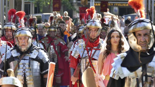 Medio millar de legionarios desfilan desde Itálica a Santiponce para celebrar el II Día de la Romanidad