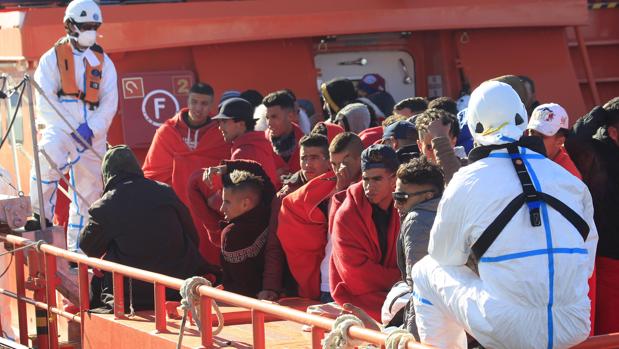 Desciende a la mitad la llegada clandestina de inmigrantes a Andalucía