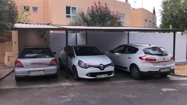 Aparecen pintados decenas de coches de San Juan, Mairena y Gelves en la urbanización de Simón Verde