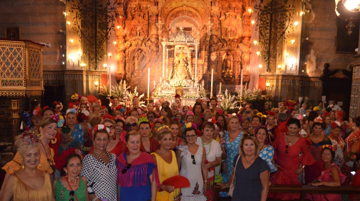 Este grupo de mujeres ha acudido en peregrinación hasta el santuario de Consolación de Utrera