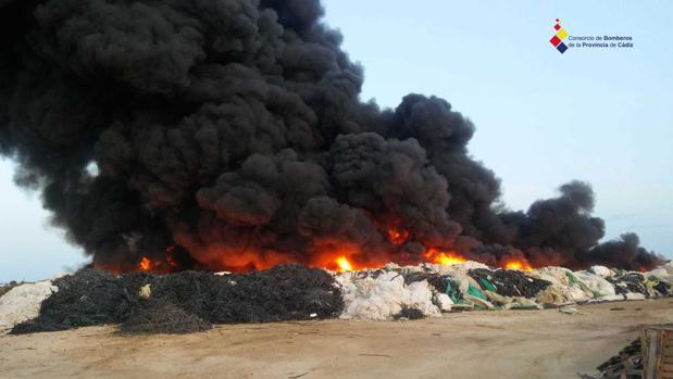 Denuncian «humareda tóxica» tras el fuego de residuos agrícolas de Sanlúcar