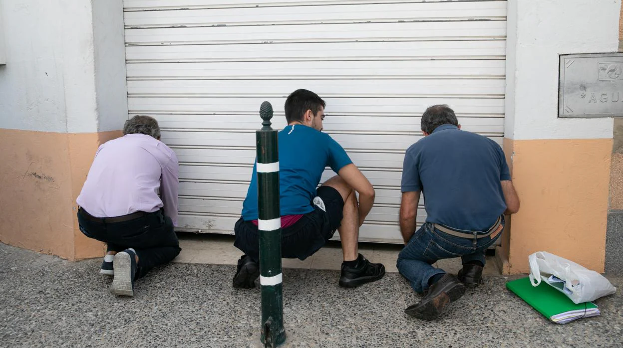 Inspectores de Sanidad precintan la fábrica 'Sabores de Paterna' tras ordenar el Ministerio la retirada de todos sus productos.