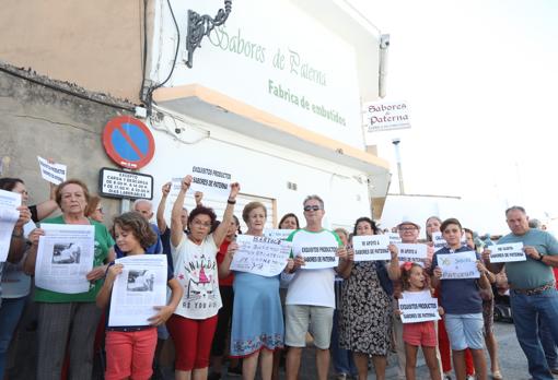 Los vecinos frente a la fábrica de Sabores de Paterna.