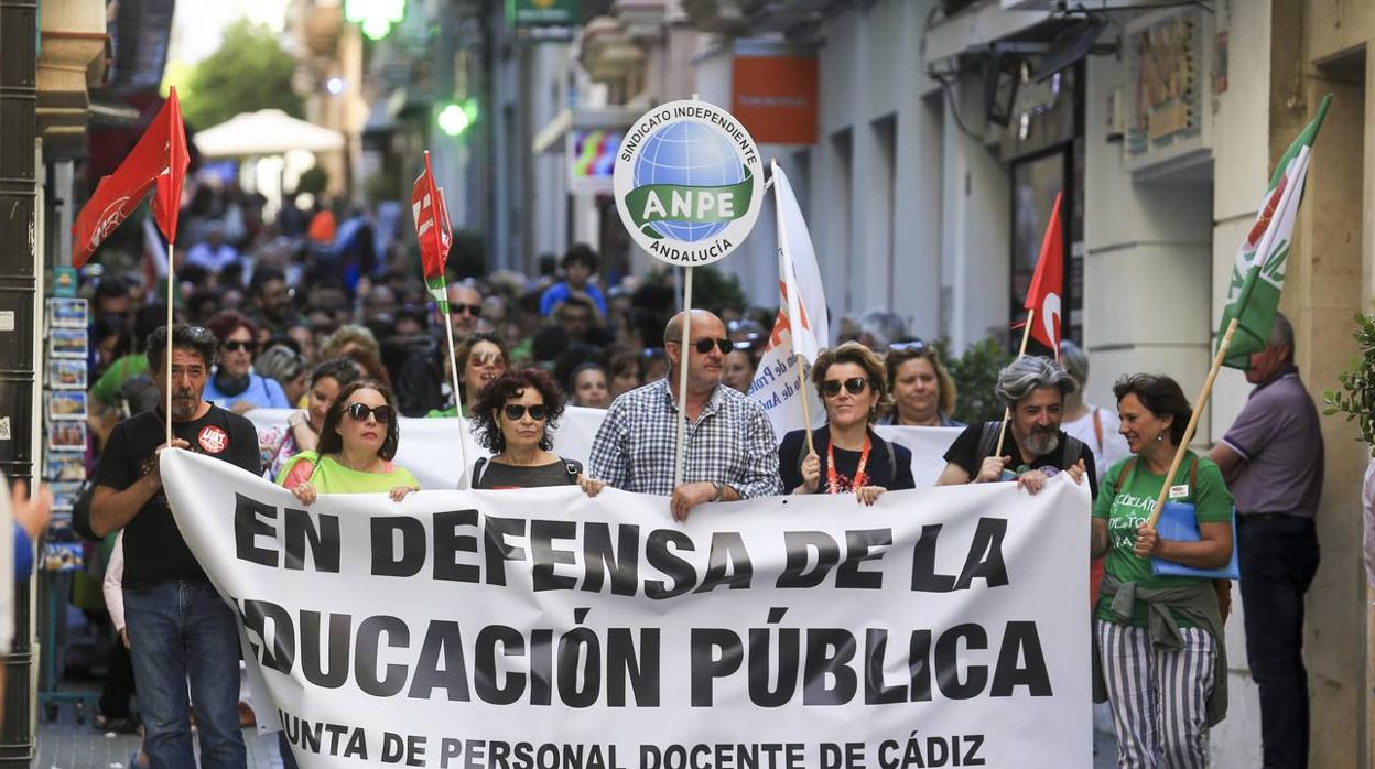 Manifestación en defensa de la escuela pública por las calles de Cádiz