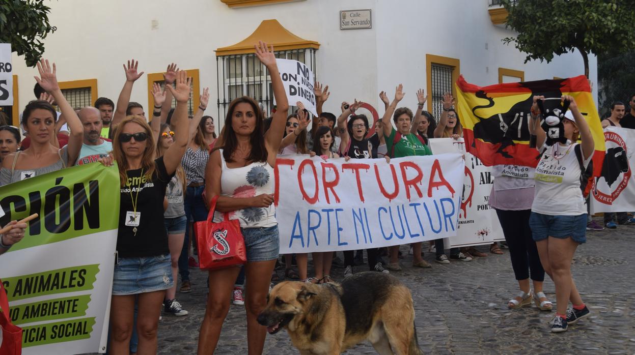 Una manifestación frente a la plaza de toros de San Fernando.