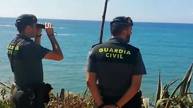 Guardia Civil, buzos y amigos del submarinista desaparecido rastrean sin descanso