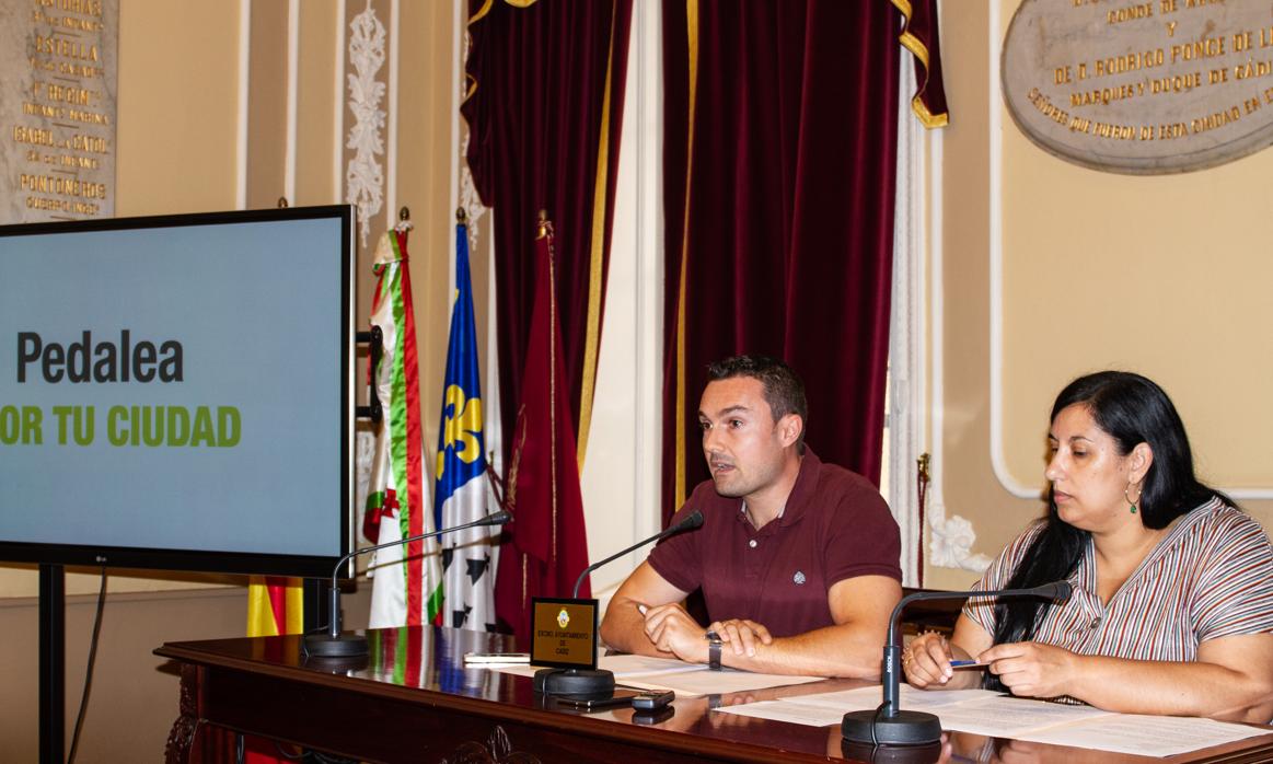 Martín Vila y Ana Fernández, en la presentación de los actos de la Semana de la Movilidad.