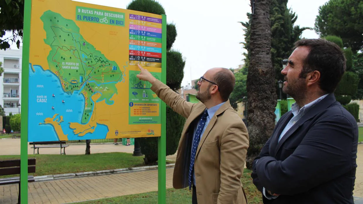 Germán Beardo señala un mapa de la ciudad.