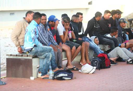 Los inmigrantes, en la tarde de este martes, en Cádiz.