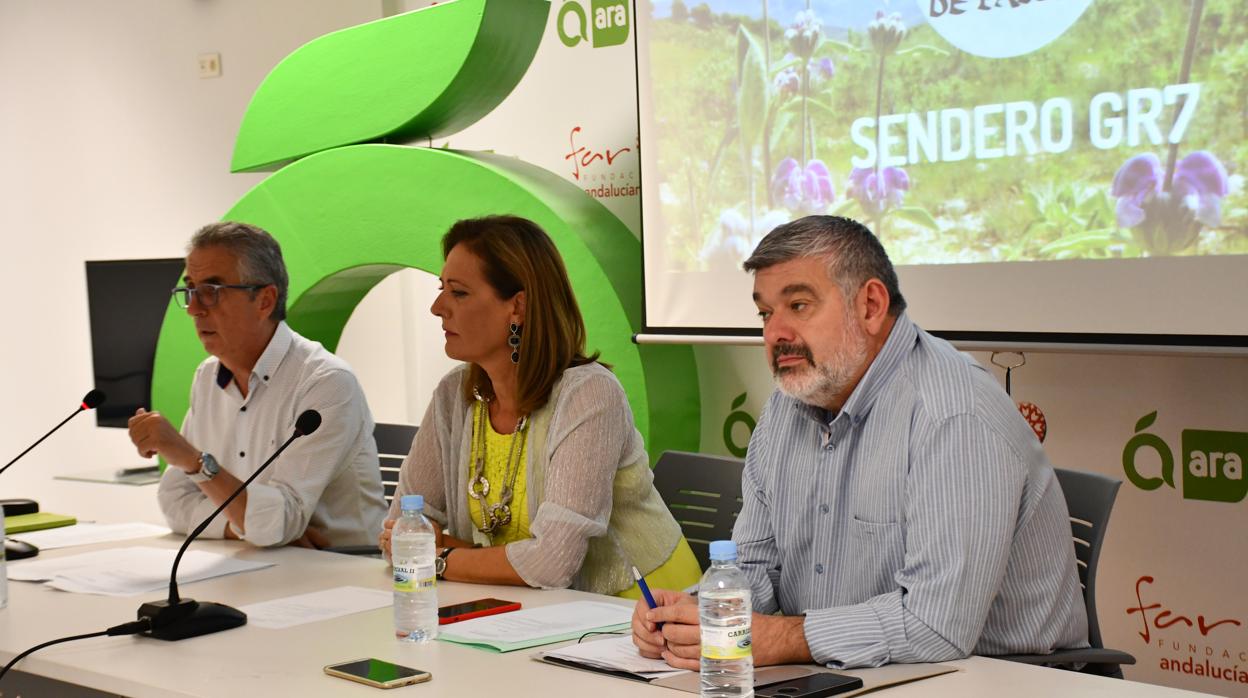 Los alcaldes de Lucena, Juan Pérez Guerrero; Osuna, Rosario Andújar; y Écija, David García Ostos