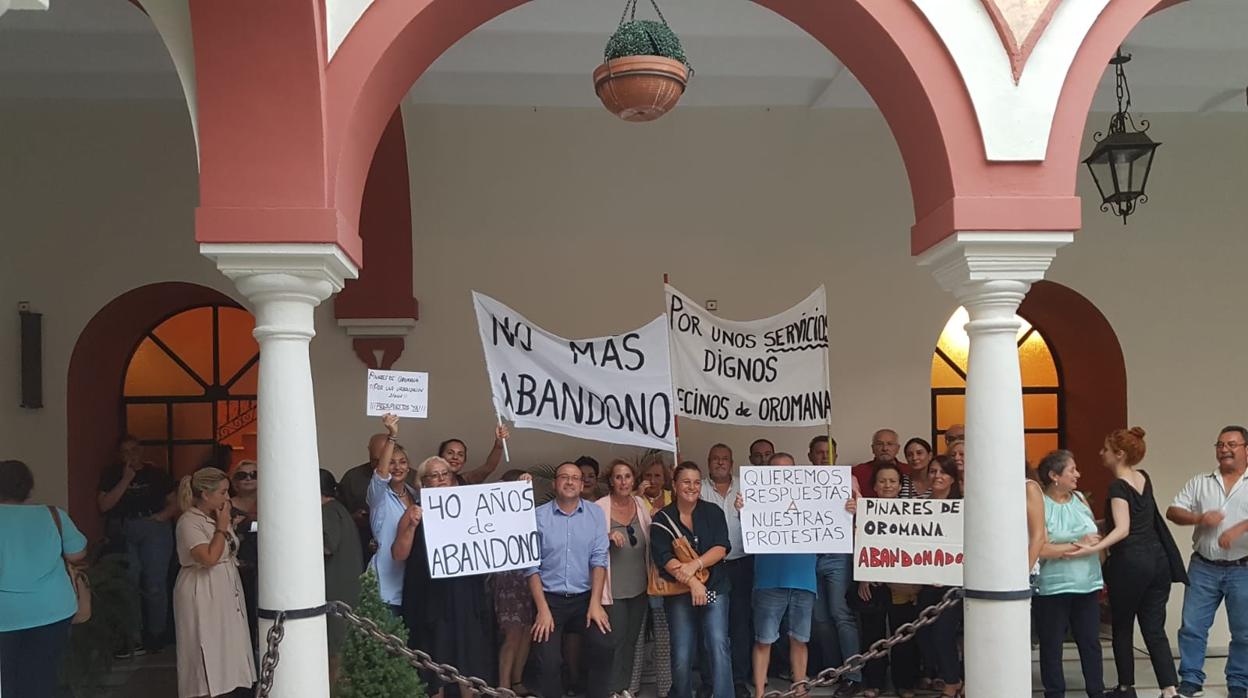 Los vecinos de este barrio siguieron hasta el final del pleno desde fuera de la sala