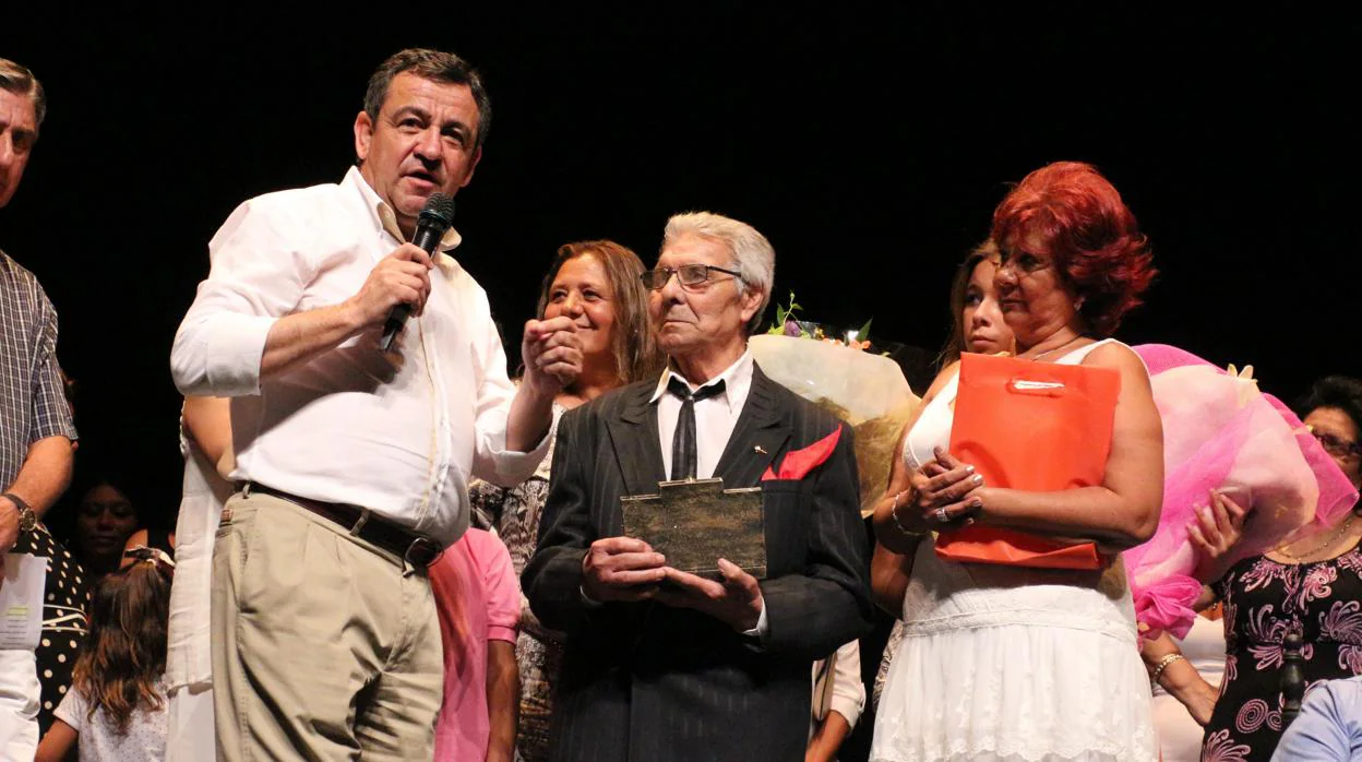 Manuel Monje Cruz recibió un homenaje hace cinco años en San Fernando.
