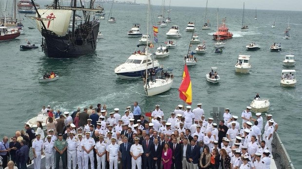 La 'Victoria' navega de Rota a Sanlúcar rumbo al quinto centenario