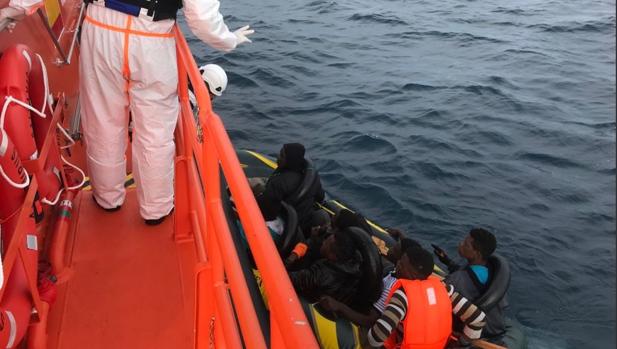 Rescatan a dos migrantes de un kayak gracias al aviso de un barco mercante en el Estrecho