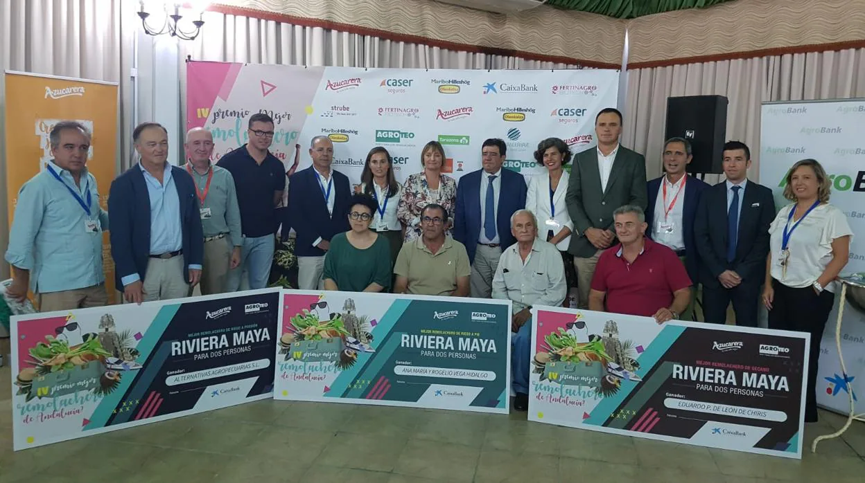 Autoridades autonómicas, municipales y representantes de las entidades organizadoras, con los galardonados en el IV Premio al Mejor Remolachero de Andalucía