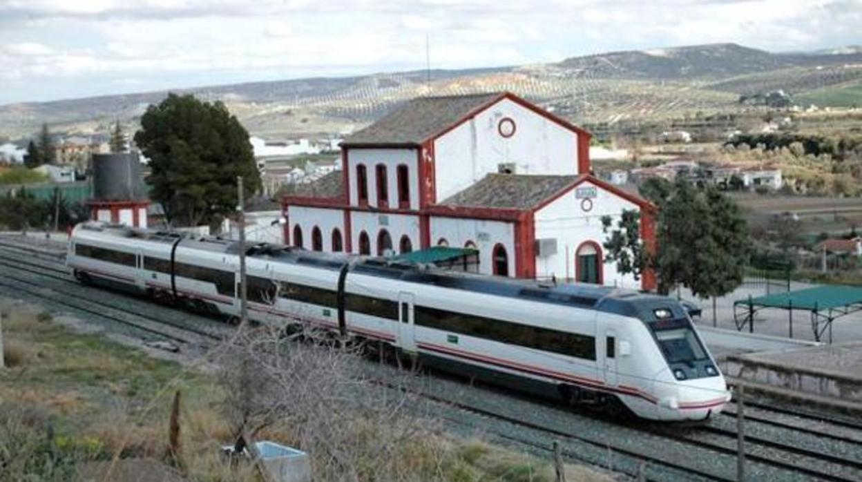 Un tren a su paso por la estación del municipio sevillano de Pedrera