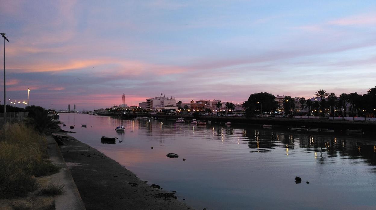 El Ayuntamiento trabaja para que el paseo fluvial llegue hasta la playa de la Puntilla.