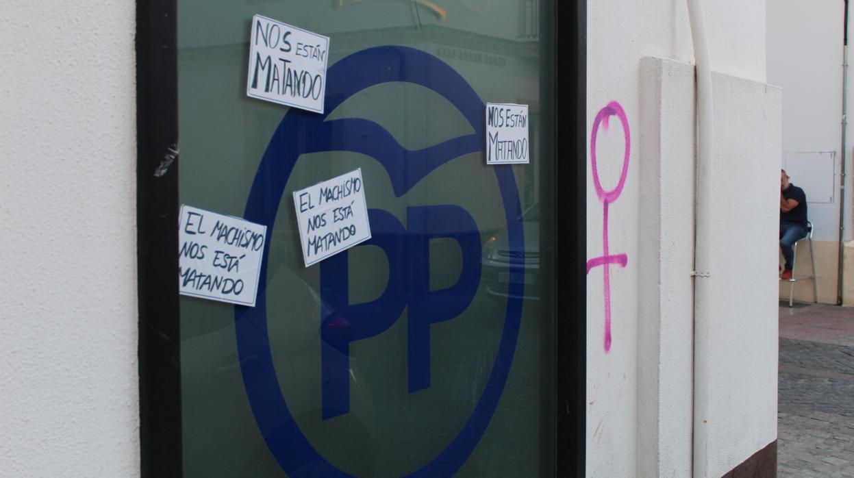 Así amaneció la sede del PP en El Puerto.