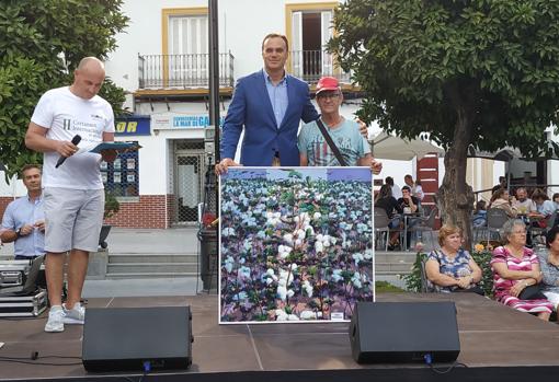 Francisco Moreno Ramírez (con gorra) se alzó con el premio al Mejor Artista Local