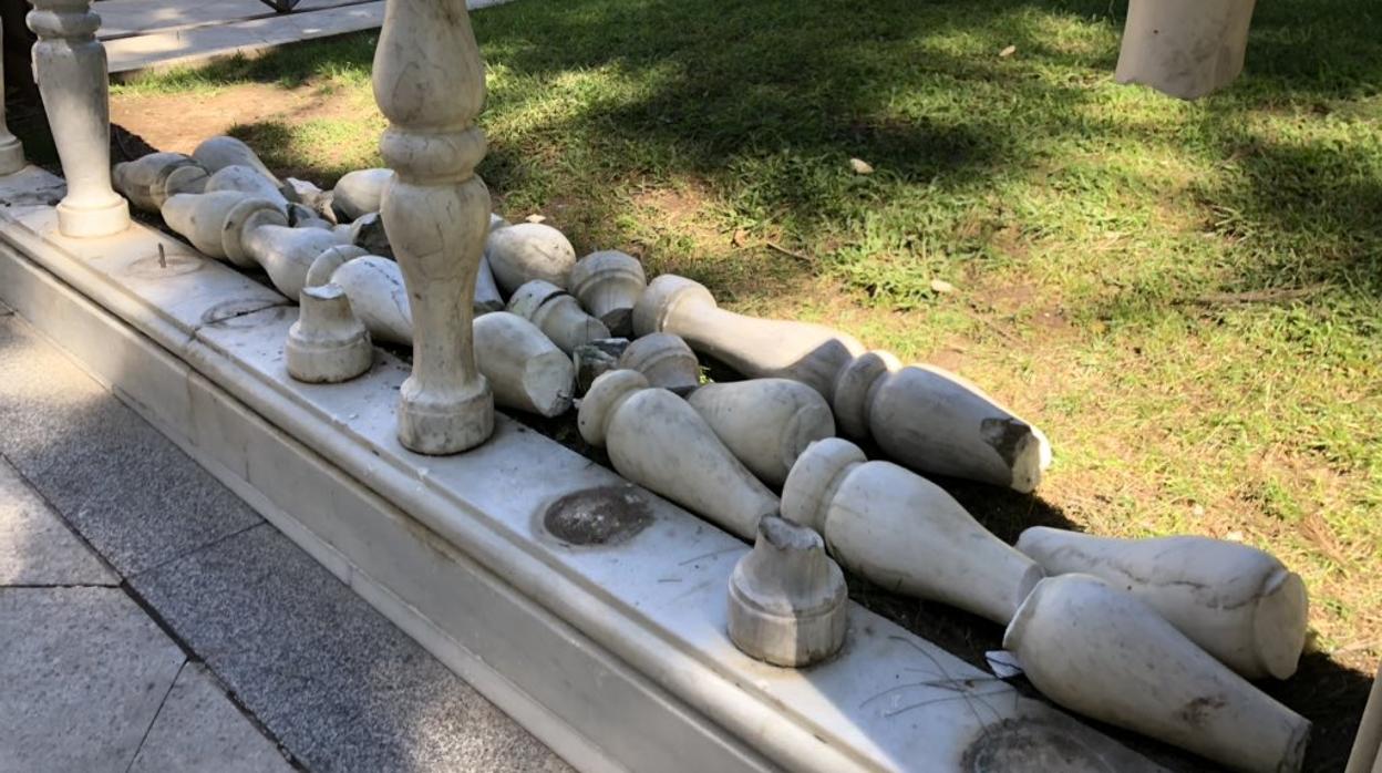 Así han quedado las balaustradas de marmol de la plaza Mina de Cádiz.