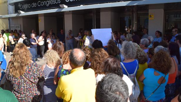 Medio centenar de personas se concentran ante el pleno para protestar por la gestión de Cavada