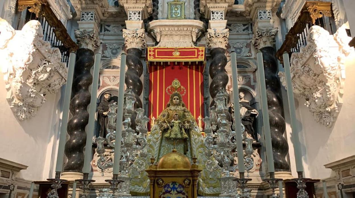 La Santísima Virgen del Rosario, preparada y dispuesta en su paso procesional