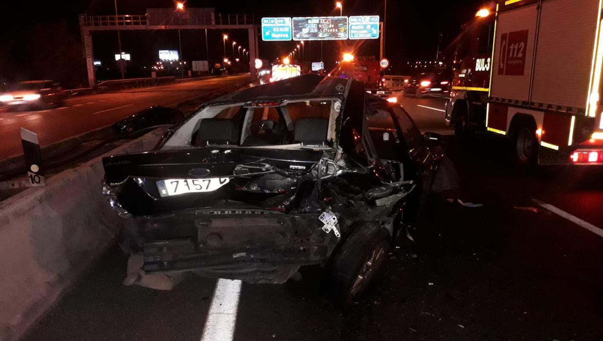 Uno de los vehículos implicados en el accidente ocurrido en la SE-30 en la noche del viernes