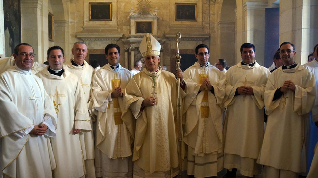 Rafael Zornoza y Ricardo Jiménez junto a los ordenandos.