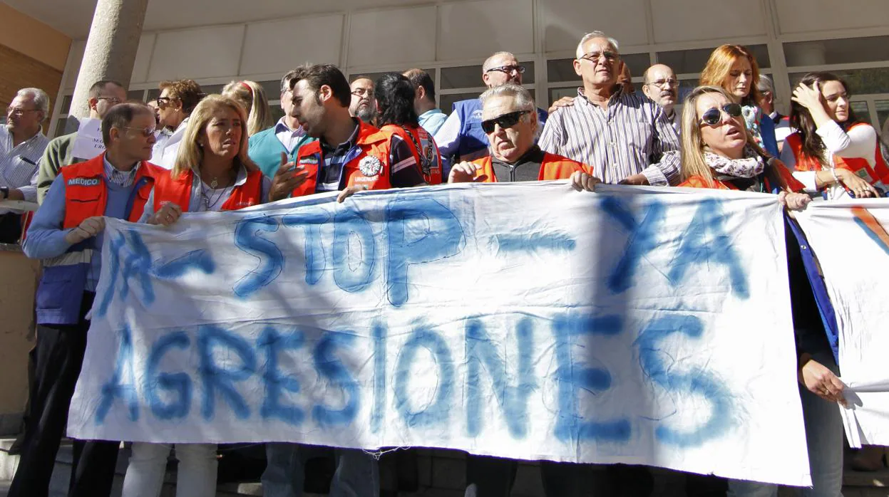 Foto de archivo de una concentración contra las agresiones a sanitarios en Sevilla