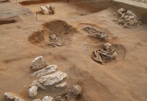 Imágenes de las tumbas descubiertas con cuerpos de hace 6.200 años.